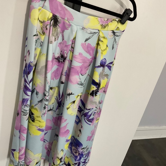 NWOT BOOHOO blue floral skirt - Picture 4 of 5